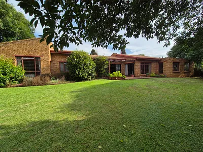 4 Bedroom House For Sale in Bedfordview - lKBL.webp