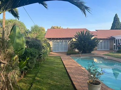 3 Bedroom House For Sale in Bedfordview - adhW.webp