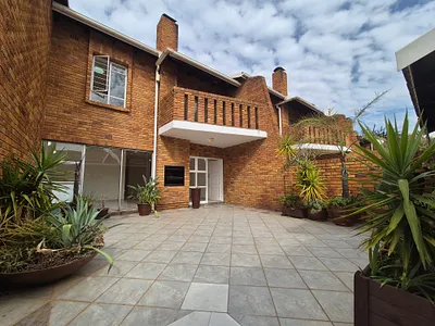 3 Bedroom Townhouse For Sale in Bedfordview - YvQp.webp