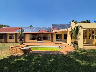 4 Bedroom House For Sale in Bedfordview - 1qMw.webp