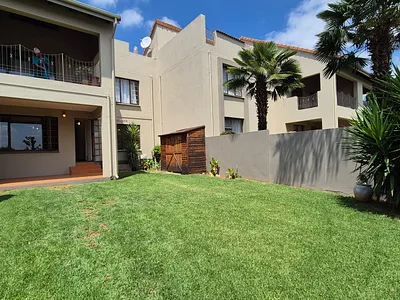 2 Bedroom Townhouse For Sale in Bedfordview - 7ntD.webp