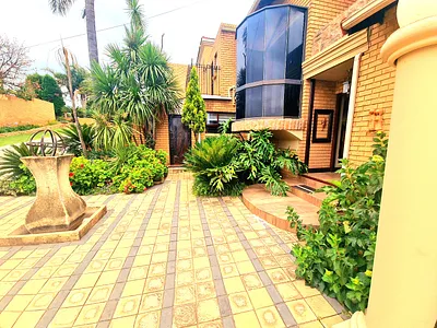 4 Bedroom House For Sale in Roodepoort - img