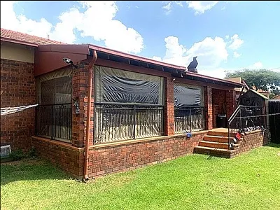 4 Bedroom Townhouse To Rent in Roodepoort - img