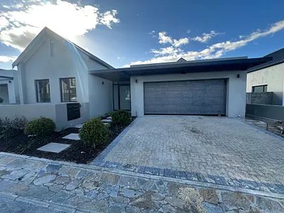 4 Bedroom House For Sale in Stellenbosch - zImU.webp