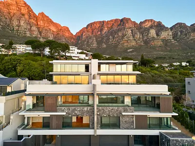 4 Bedroom House For Sale in Cape Town - c8IP.webp