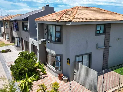 2 Bedroom Townhouse For Sale in Mossel Bay - Qni8.webp