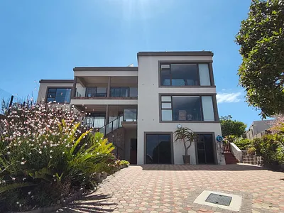 4 Bedroom House For Sale in Mossel Bay - Pr48.webp