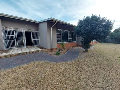 4 Bedroom House For Sale in Sasolburg - L8rW.webp