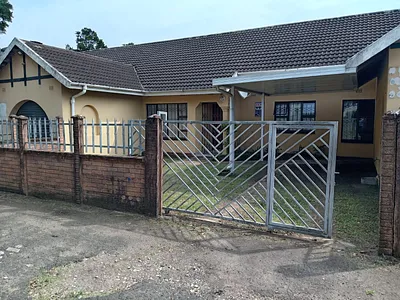 3 Bedroom Townhouse For Sale in Empangeni - f7s4.webp