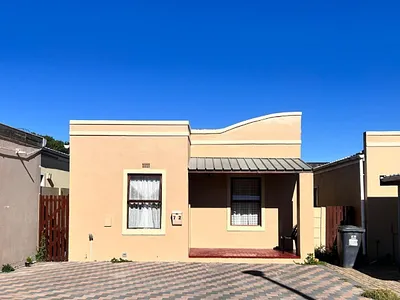 3 Bedroom House For Sale in Blue Downs - wRyS.webp