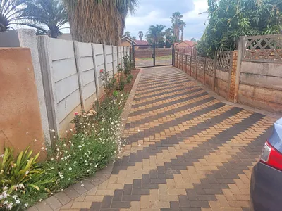3 Bedroom House For Sale in Akasia - img