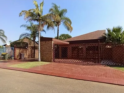 4 Bedroom House For Sale in The Orchards, Akasia - 6ASe.webp