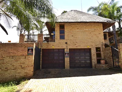 4 Bedroom House For Sale in Roodepoort - M4GQ.webp