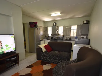 2 Bedroom Apartment For Sale in Roodepoort - img