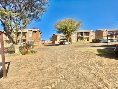 2 Bedroom Apartment For Sale in Kempton Park - heAj.webp