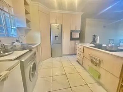 3 Bedroom Townhouse For Sale in Kempton Park - img