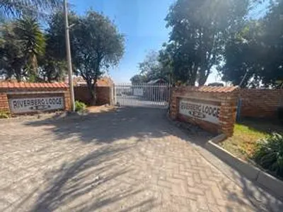 1 Bedroom Townhouse For Sale in Kempton Park - VuDv.webp