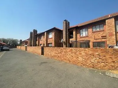 3 Bedroom Townhouse For Sale in Kempton Park - qTns.webp