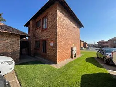 2 Bedroom Townhouse For Sale in Kempton Park - Rs20.webp