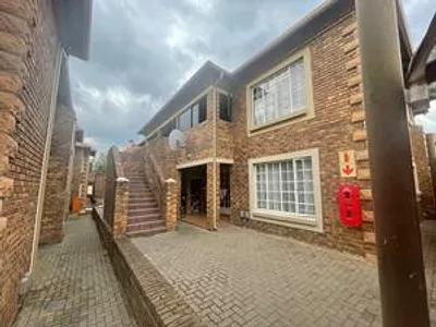 3 Bedroom Townhouse For Sale in Kempton Park - HlG2.webp