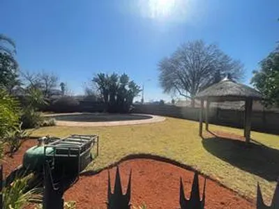 2 Bedroom Apartment For Sale in Kempton Park - 7Kzw.webp