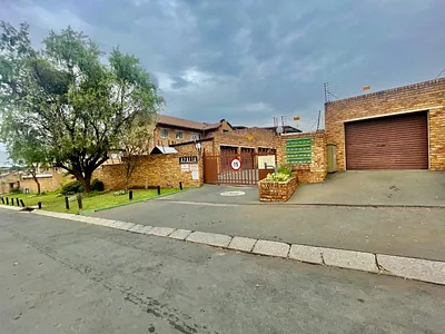 3 Bedroom Townhouse For Sale in Kempton Park - qAbz.webp