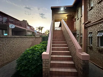 2 Bedroom Townhouse To Rent in Faerie Glen, Pretoria - K9yJ.webp