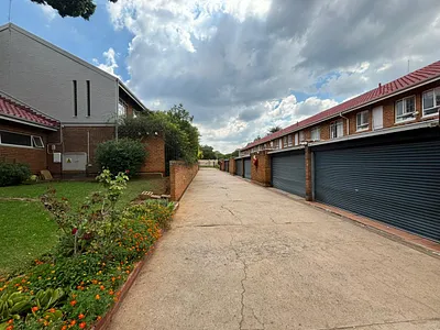 3 Bedroom Townhouse To Rent in Waterkloof Glen, Pretoria - img