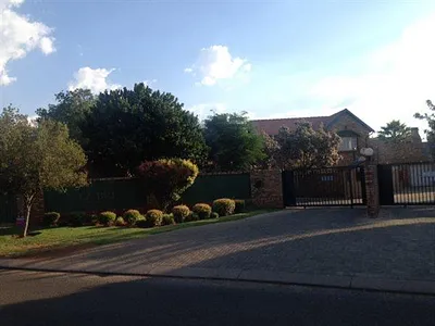 3 Bedroom Townhouse To Rent in Pretoria - dRM6.webp