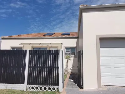 3 Bedroom Townhouse For Sale in Port Elizabeth - 3RqL.webp