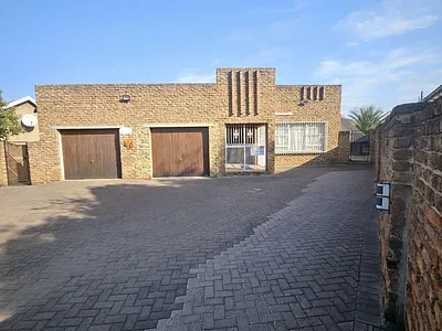 4 Bedroom House For Sale in Vanderbijlpark SE - 2Lnw.webp
