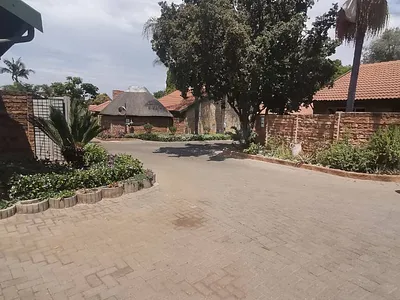 2 Bedroom Townhouse To Rent in Pretoria - img