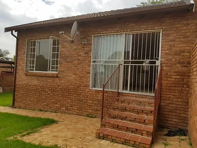 2 Bedroom Townhouse For Sale in Roodepoort - njpH.webp