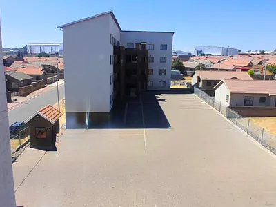 2 Bedroom Apartment For Sale in Roodepoort - 3AOo.webp