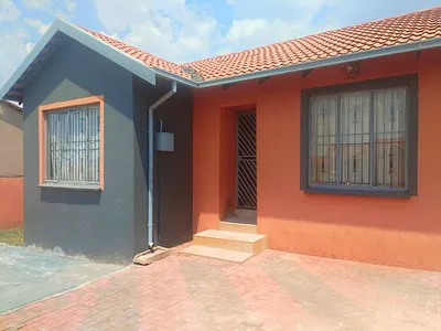 3 Bedroom House To Rent in Soweto - 9YdU.webp