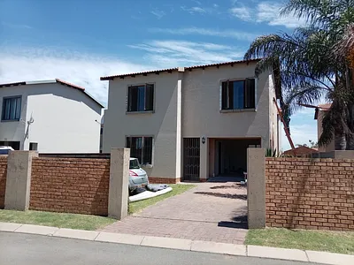 3 Bedroom Townhouse For Sale in Krugersdorp - N42A.webp