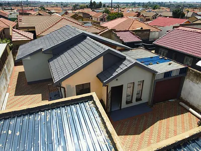 3 Bedroom House To Rent in Soweto - ZPCq.webp