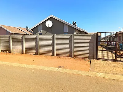 2 Bedroom House For Sale in Alberton - fvLO.webp