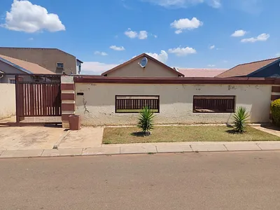 2 Bedroom House To Rent in Soweto - C2fY.webp