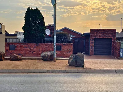 3 Bedroom House To Rent in Soweto - lP5N.webp
