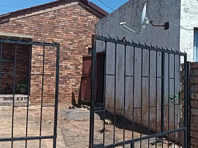 2 Bedroom House For Sale in Krugersdorp - 3vdD.webp