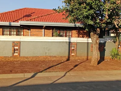 3 Bedroom House To Rent in Soweto - YzPF.webp