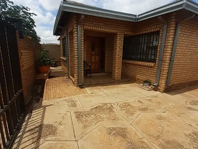 3 Bedroom House To Rent in Soweto - hq5K.webp