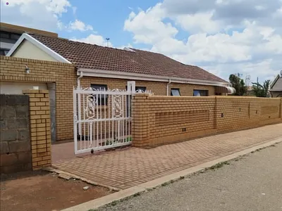 3 Bedroom House To Rent in Soweto - zYhf.webp