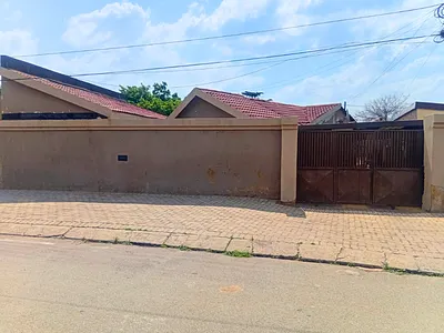 3 Bedroom House To Rent in Soweto - 8WqC.webp
