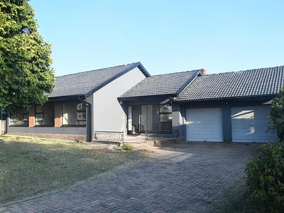 3 Bedroom House For Sale in Roodepoort - 5cV3.webp