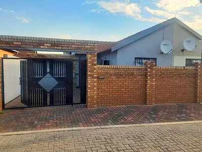 2 Bedroom House For Sale in Roodepoort - 9Zze.webp