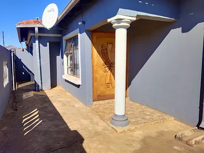 3 Bedroom House To Rent in Soweto - LAw3.webp