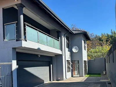 3 Bedroom House For Sale in Roodepoort - 1OPe.webp