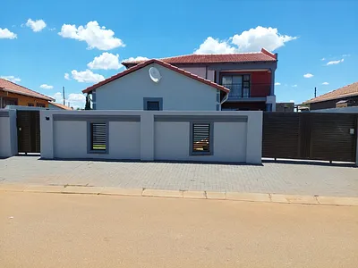 3 Bedroom House To Rent in Soweto - Kn6G.webp